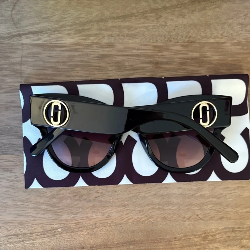 Marc Jacobs chic sunglasses